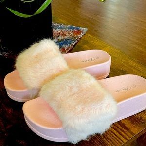 💕CUTE PINK PLATFORM SLIP-INS
